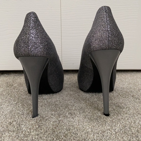 Never been worn - Guess Heel - Picture 3 of 4